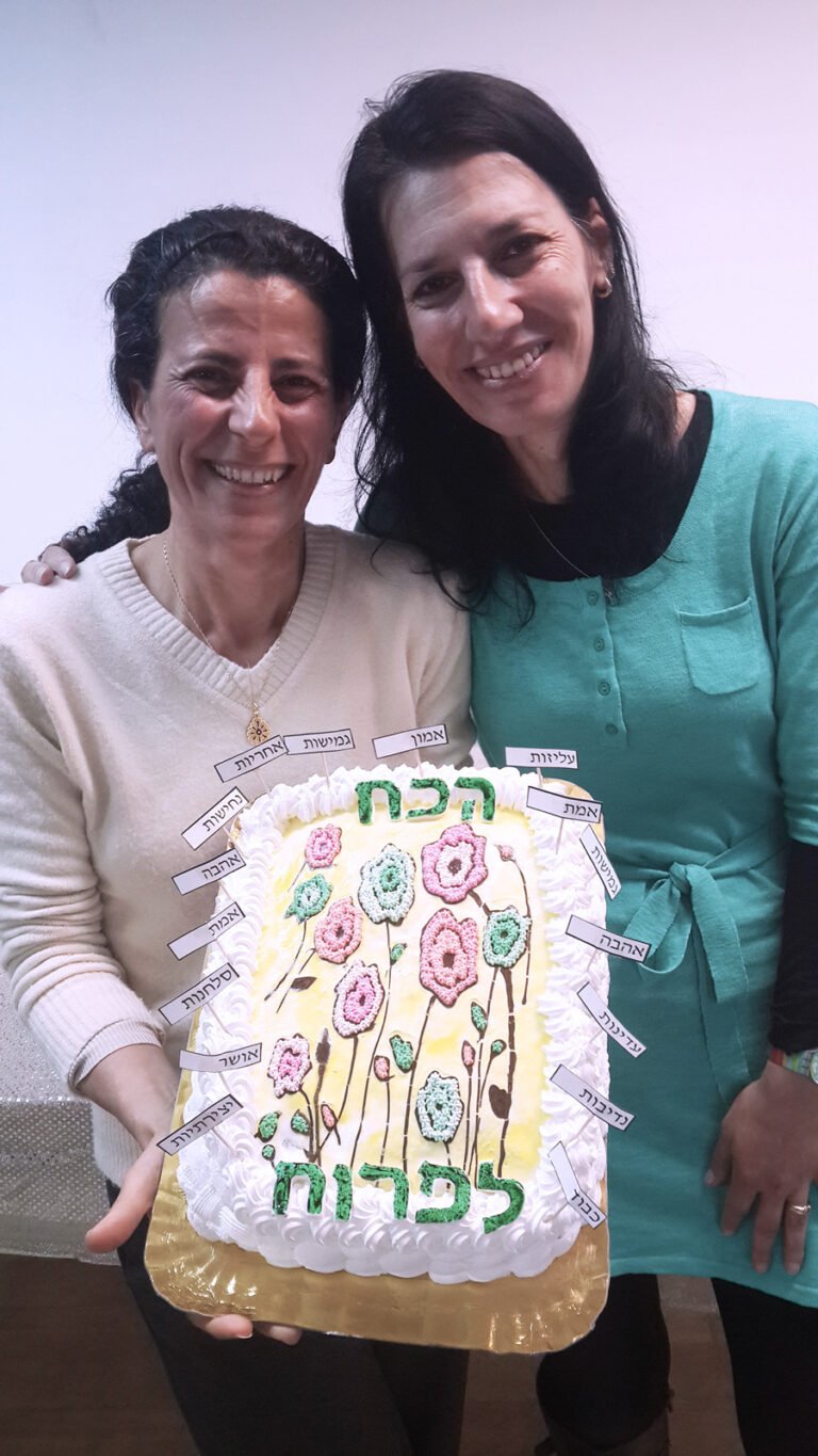 חגיגת סיום השתלמות גננות עם עוגה